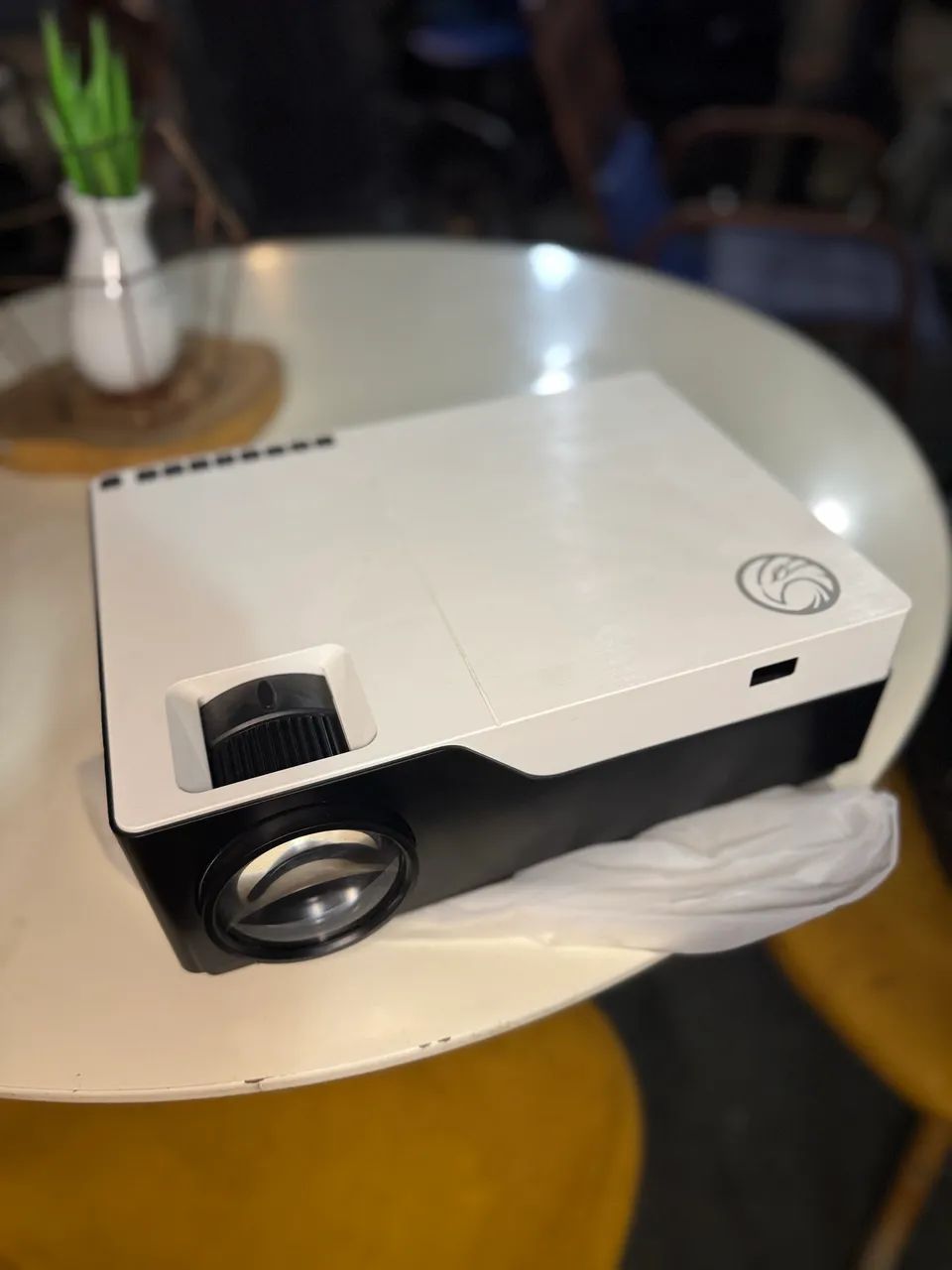 Projetor BrazilPC BPC 1080P M18 W 5000 Lumens Full HD LED HDMI USB VGA AV SD CARD Preto