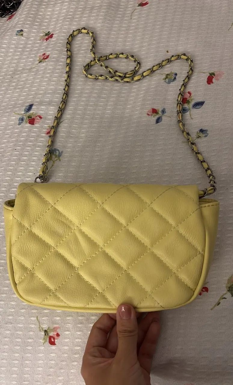 Bolsa mini matelassê amarela com corrente entrelaçada - Foto 3