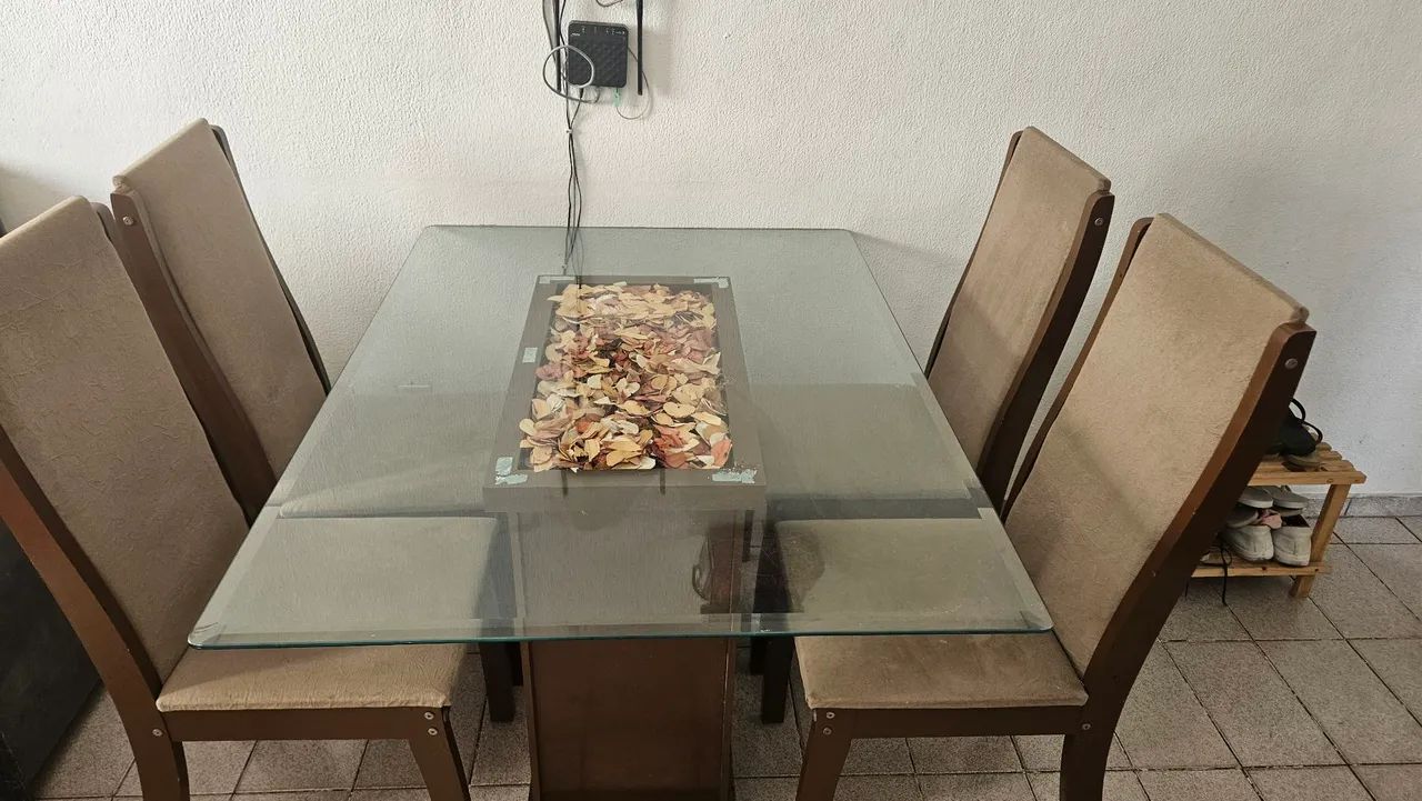 Mesa com tampo de vidro e 4 cadeiras - Foto 3