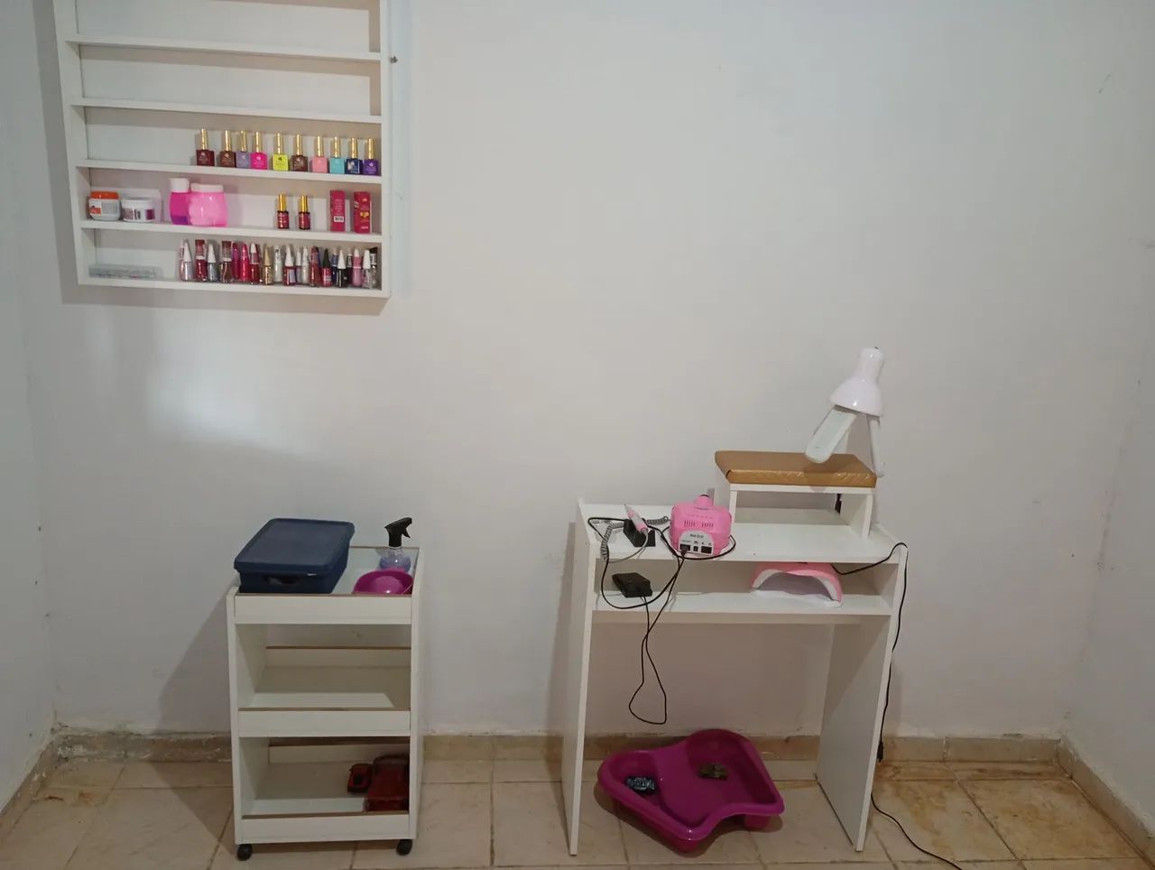 Estou vendendo uma mesa de manicure, uma luminária e máquinas.  - Foto 3