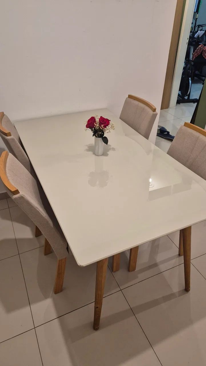 Mesa retangular com tampo em vidro e pés em madeira maciça 160cm com 4 cadeiras  - Foto 2