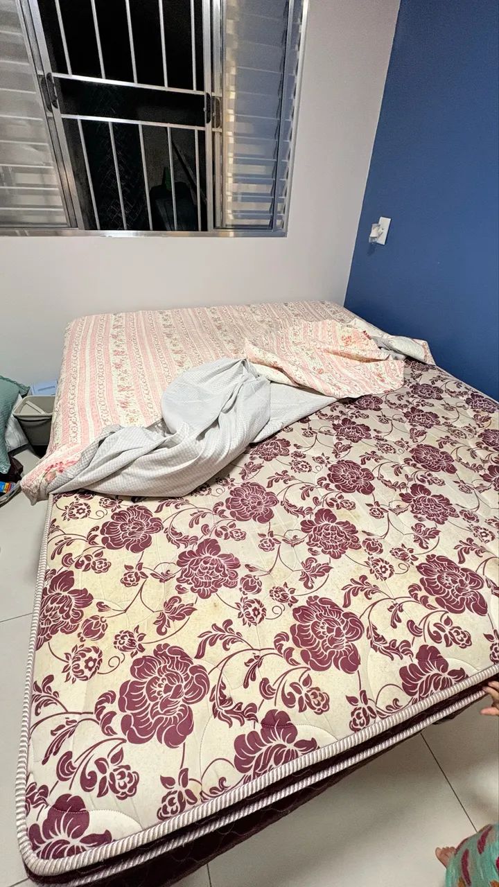 Cama queen com colchão 