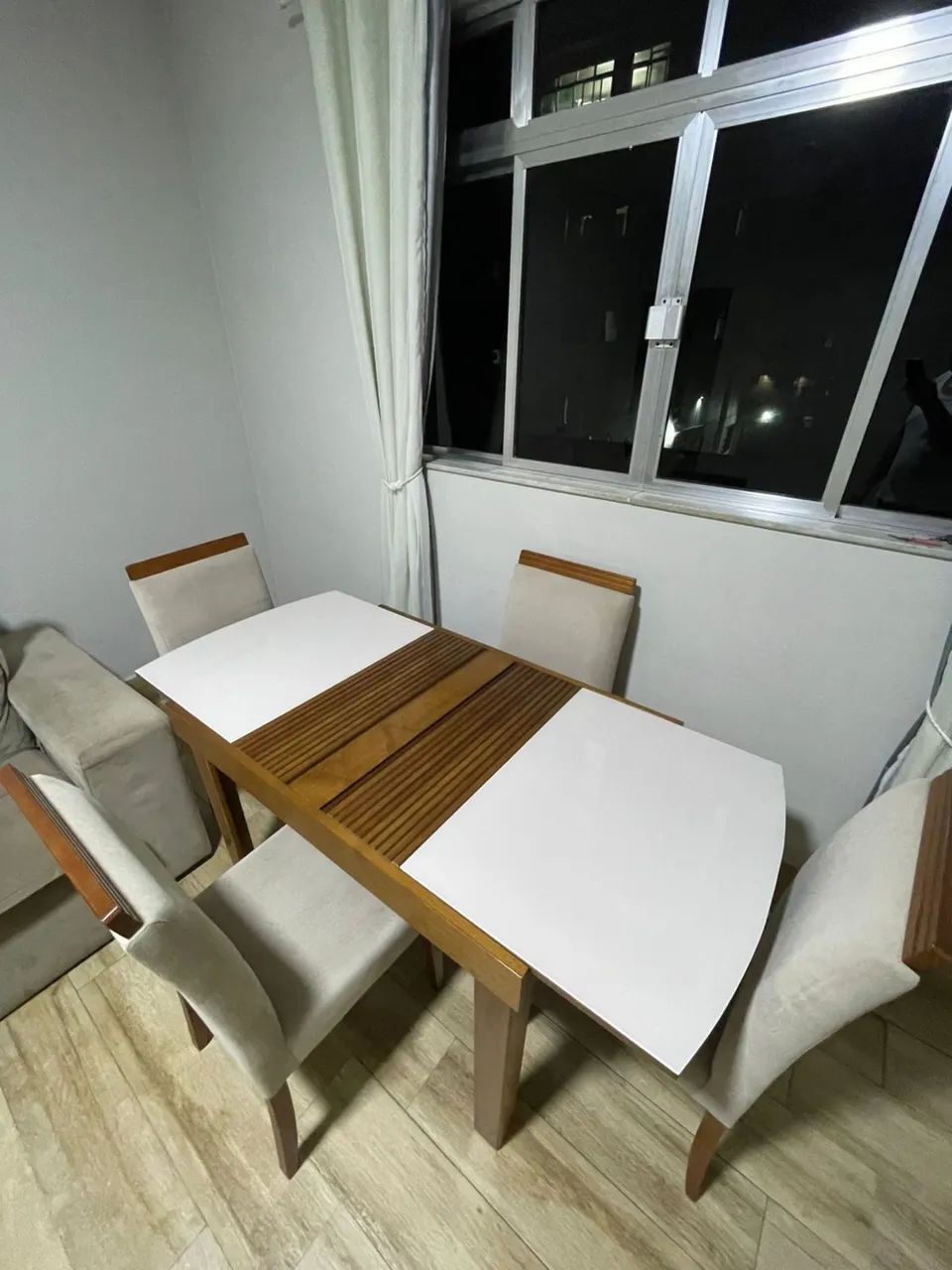 Mesa com 4 cadeiras 