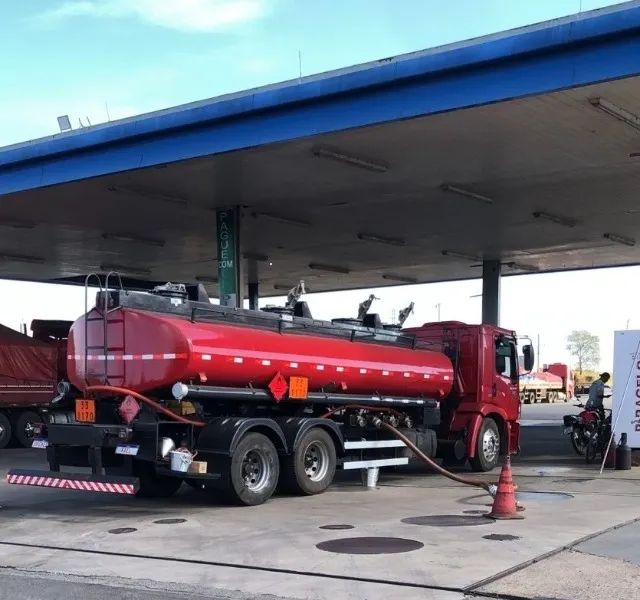 CAMINHÃO TANQUE COMBUSTIVEL 