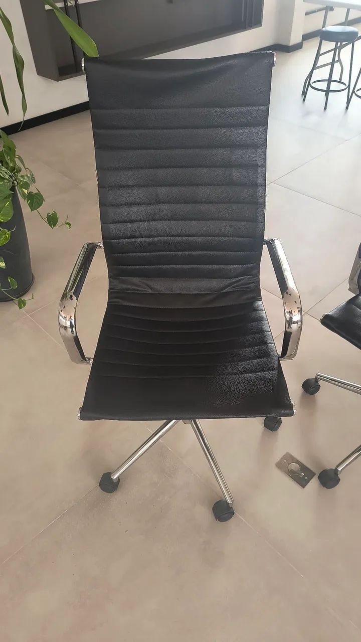 Conjunto de 4 Cadeiras para escritório executivas. - Foto 2