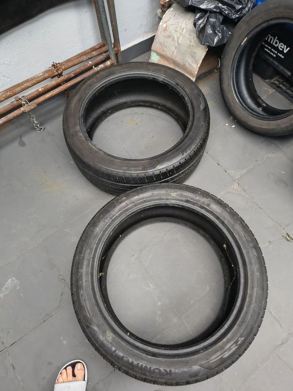 2 pneus 245 45r 19 kumho semi novo com twi em dia para rodar mais de 10 mil km $1.000 os 2 - Foto 2