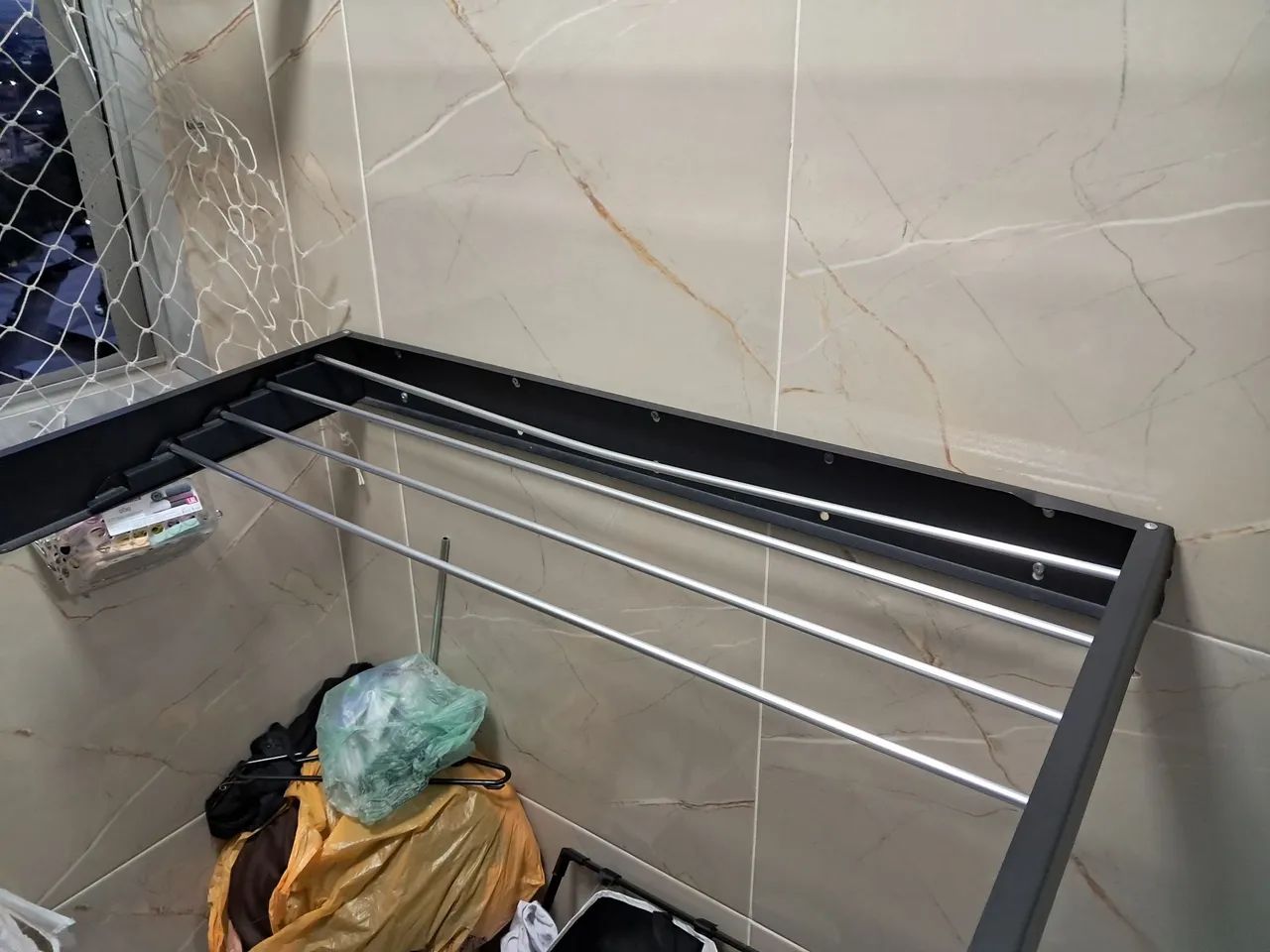 2 Varal retrátil de parede preto - Foto 2
