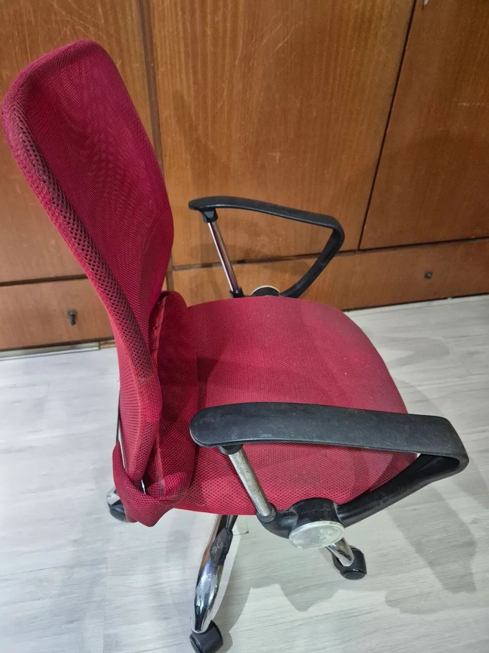 Cadeira de escritório vermelha - Foto 3