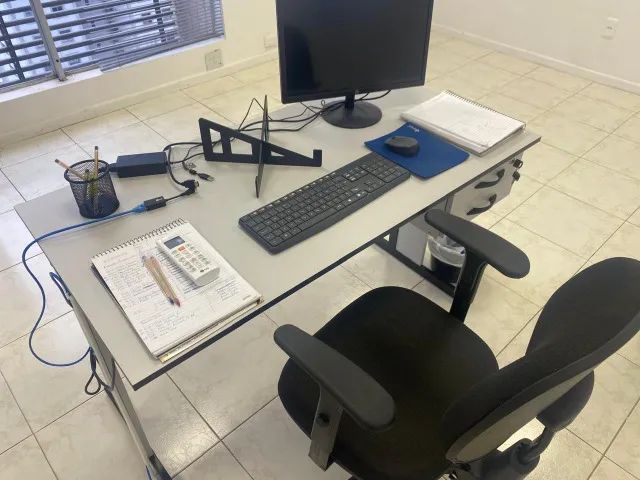 Mesa e cadeira de escritório (ou home office)
