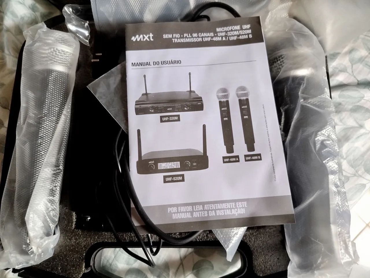 Microfone Sem Fio Duplo De Mão Uhf Mxt Uhf-520m 96 Canais Preto