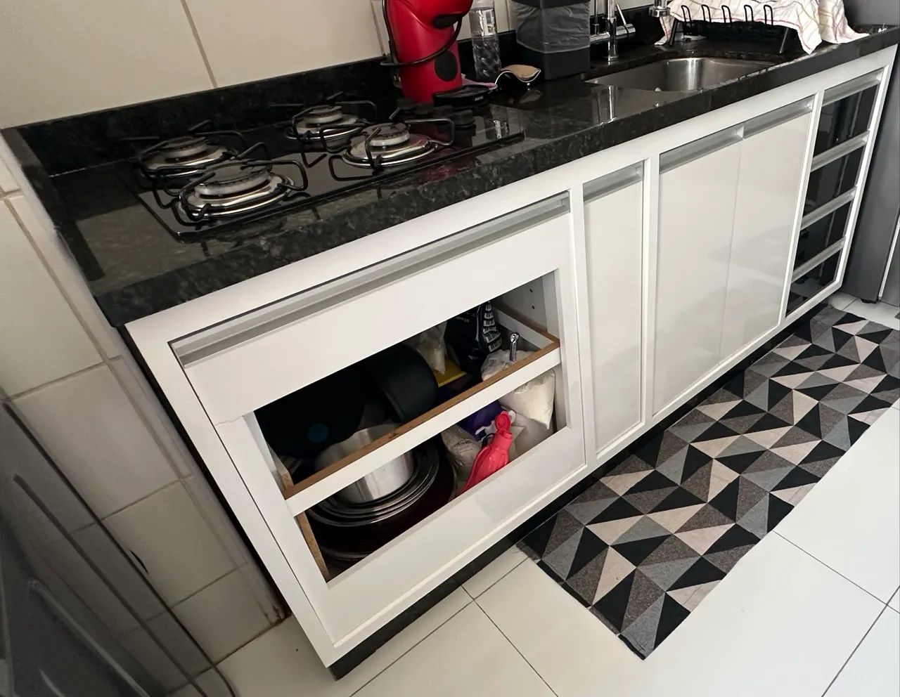 Armários planejado Laca, prateleiras, cocktop, marmore, Cuba e suggar. Cozinha completa.  - Foto 6