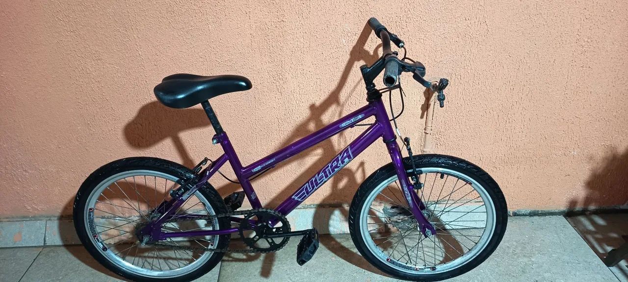 Bicicleta semi nova perfeito estado. 