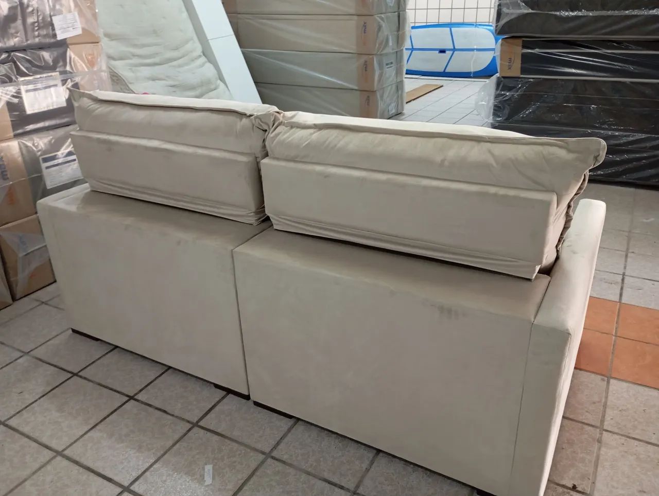 Sofá Cama Suede Bege 2.00 Metros de Espuma (Ótimo Estado) - Foto 3