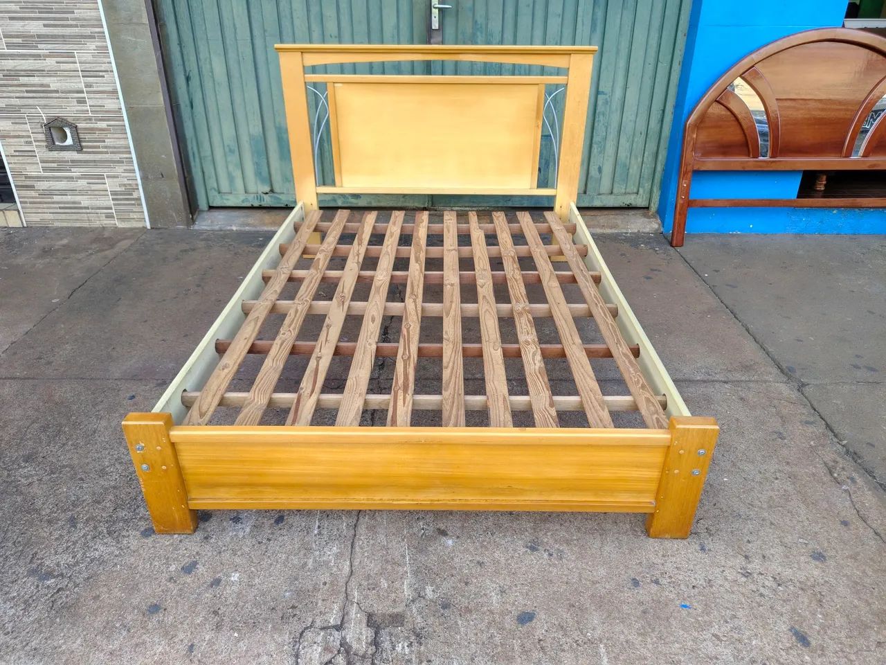 Vendo cama de casal madeira maciça  - Foto 2