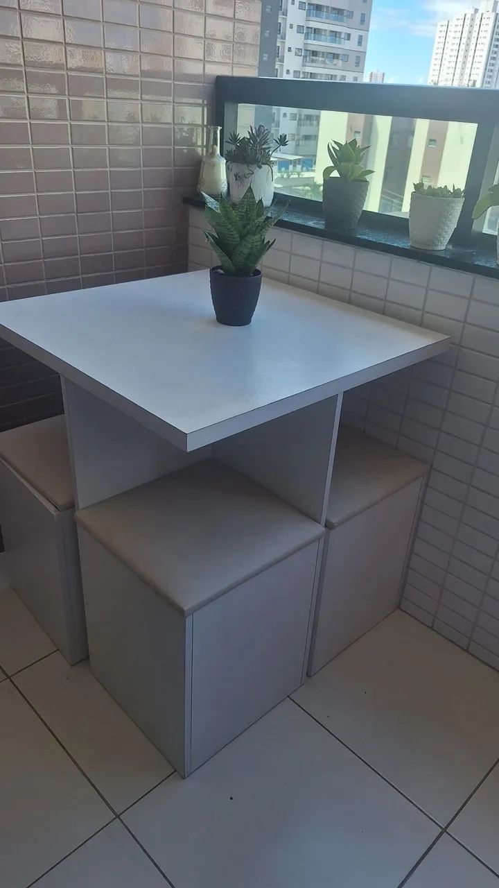 CONJUNTO DE MESA COM 4 BANCOS 