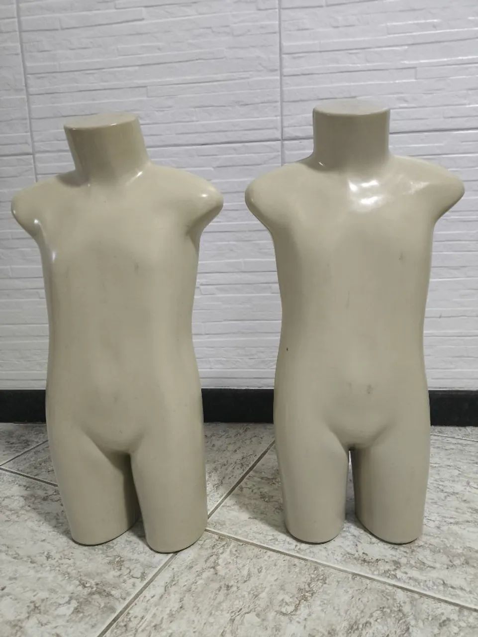 Manequim infantil sem cabeça 
