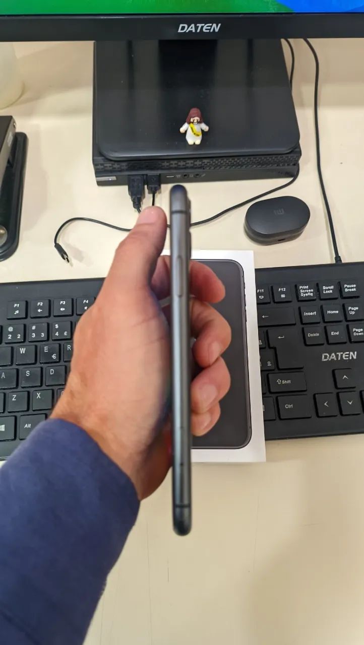iPhone 11 64GB preto super conservado - Foto 4