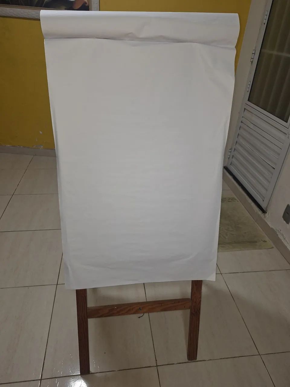 Cavalete com Bloco de papel . 