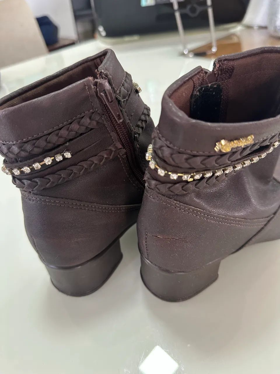 Bota Couro Marrom com strass 34  - Foto 2