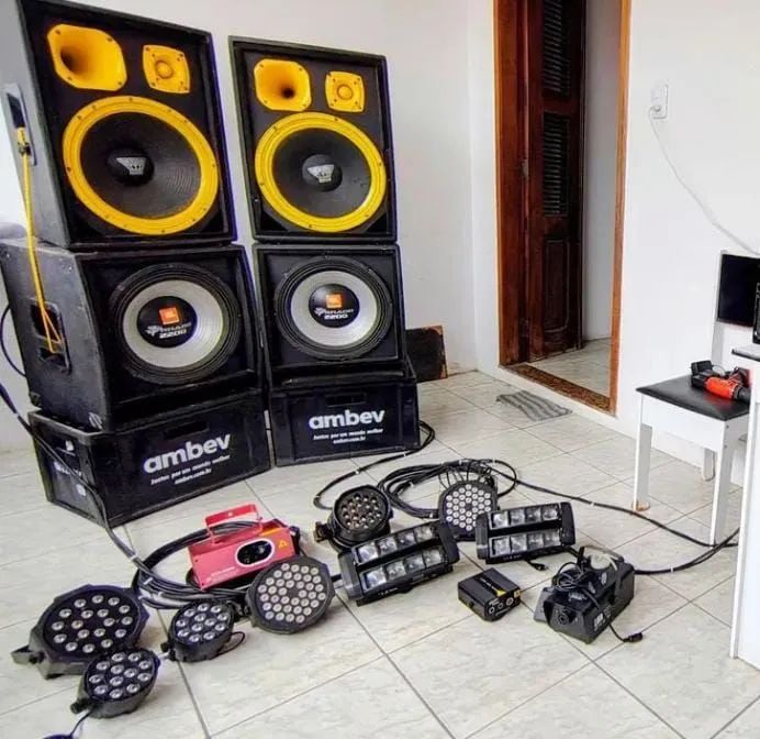 EQUIPAMENTOS DE ILUMINAÇÃO (DJ)