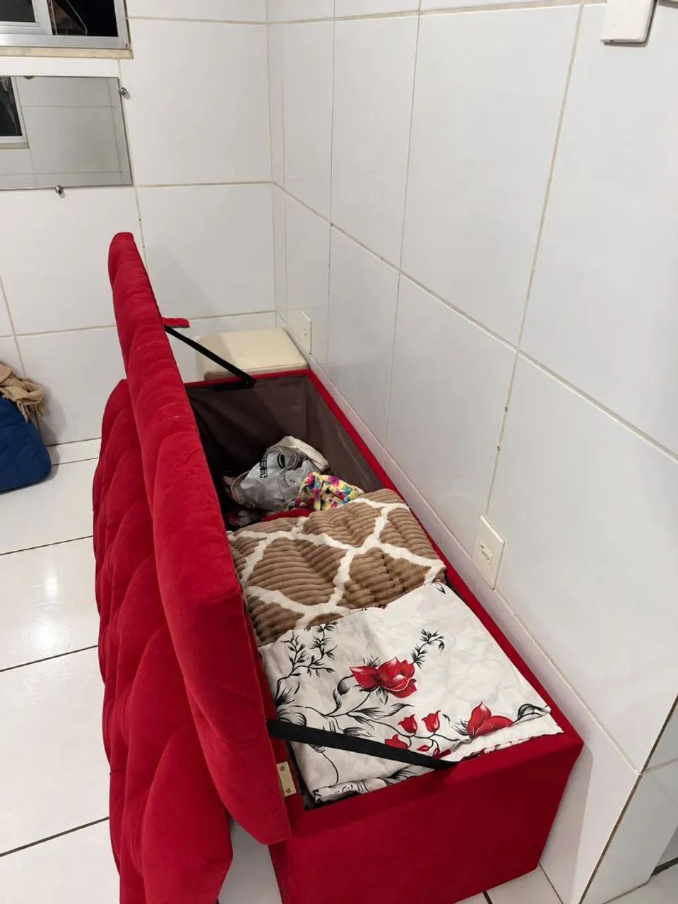 SOFÁ BAÚ VERMELHO COM ENCOSTO - ESTADO DE NOVO! - Foto 4