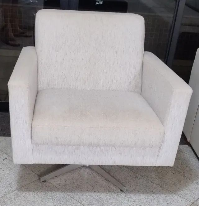 Poltrona Decorativa com Base Giratória Para Sala de Estar