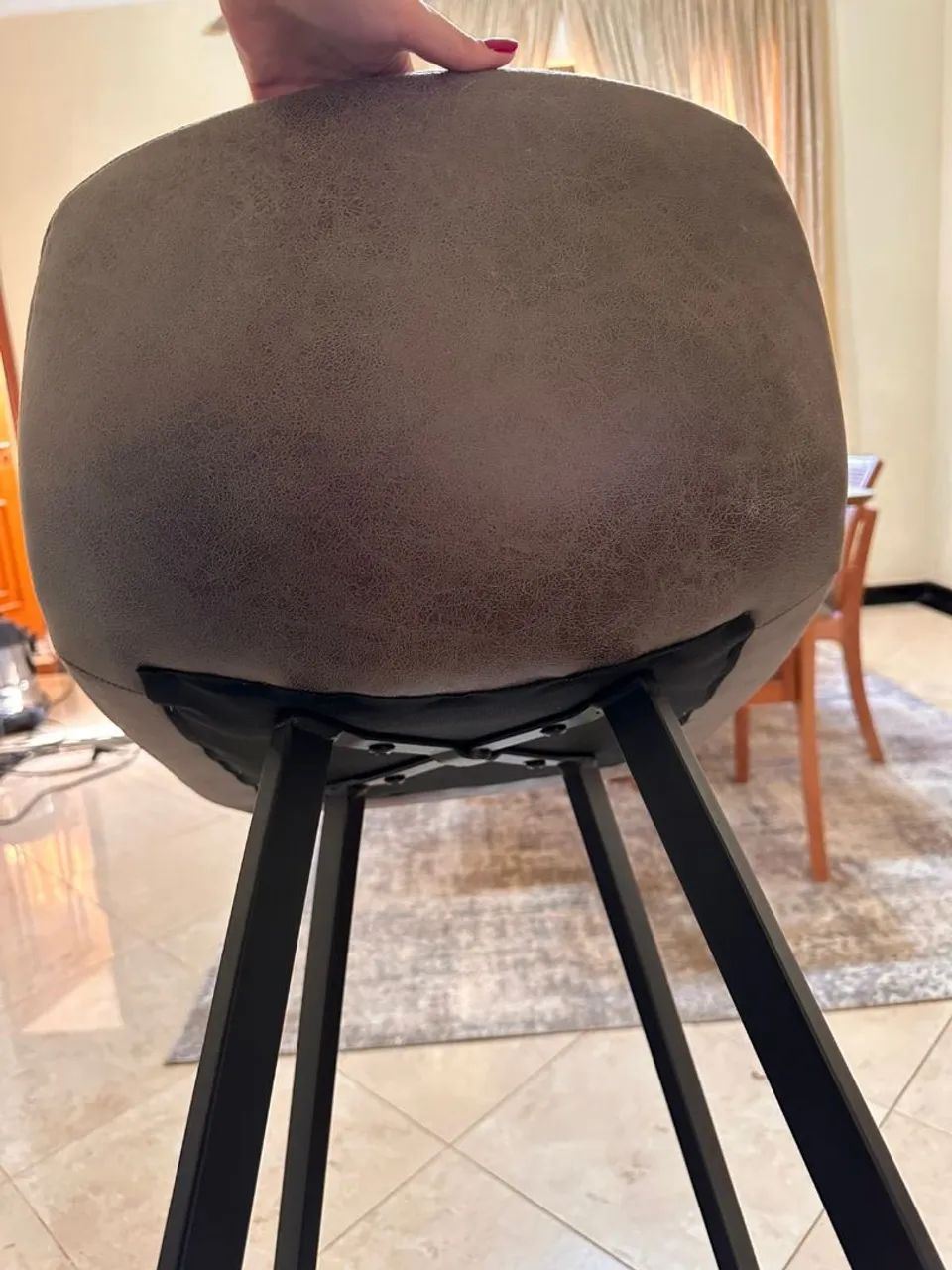 Banqueta Alta Estofada com Base de Metal - Moderna - Foto 3