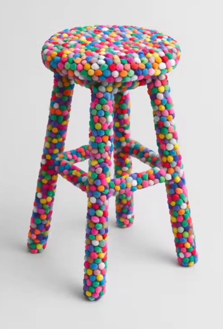 Banqueta com pompons sob encomenda 