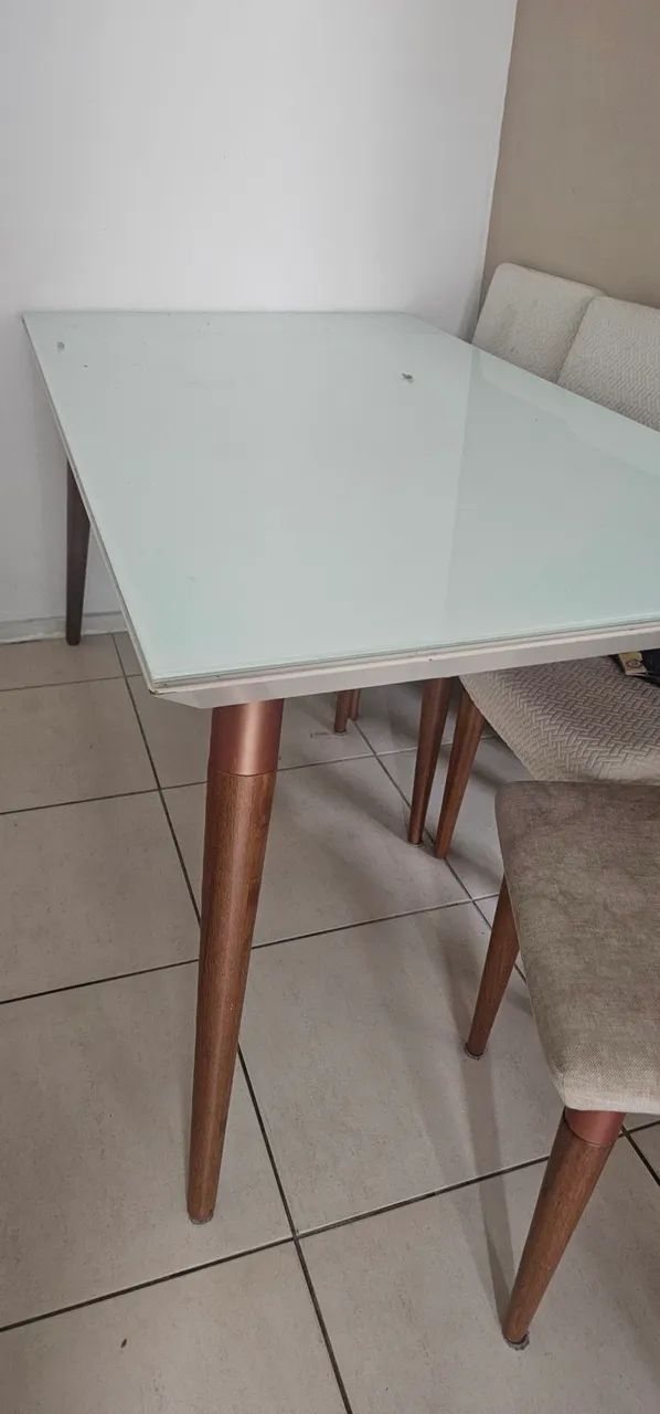 Mesa de tampa de vidro com 6 cadeiras