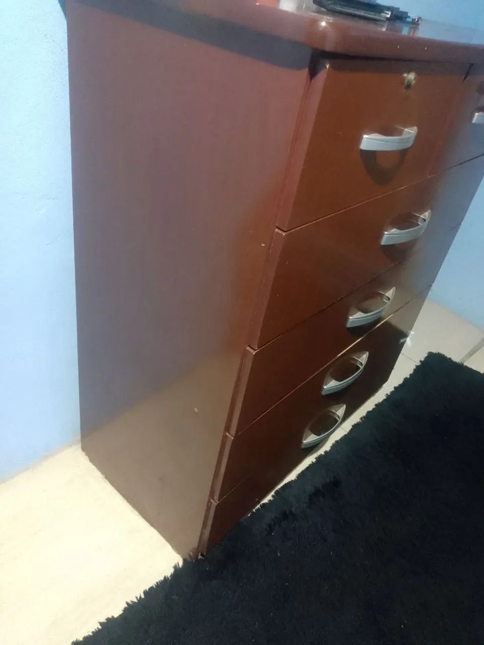 Vendo uma cômoda 6 gavetas sendo 4 de roupas e 2 de objetos pessoas e documentos  - Foto 2