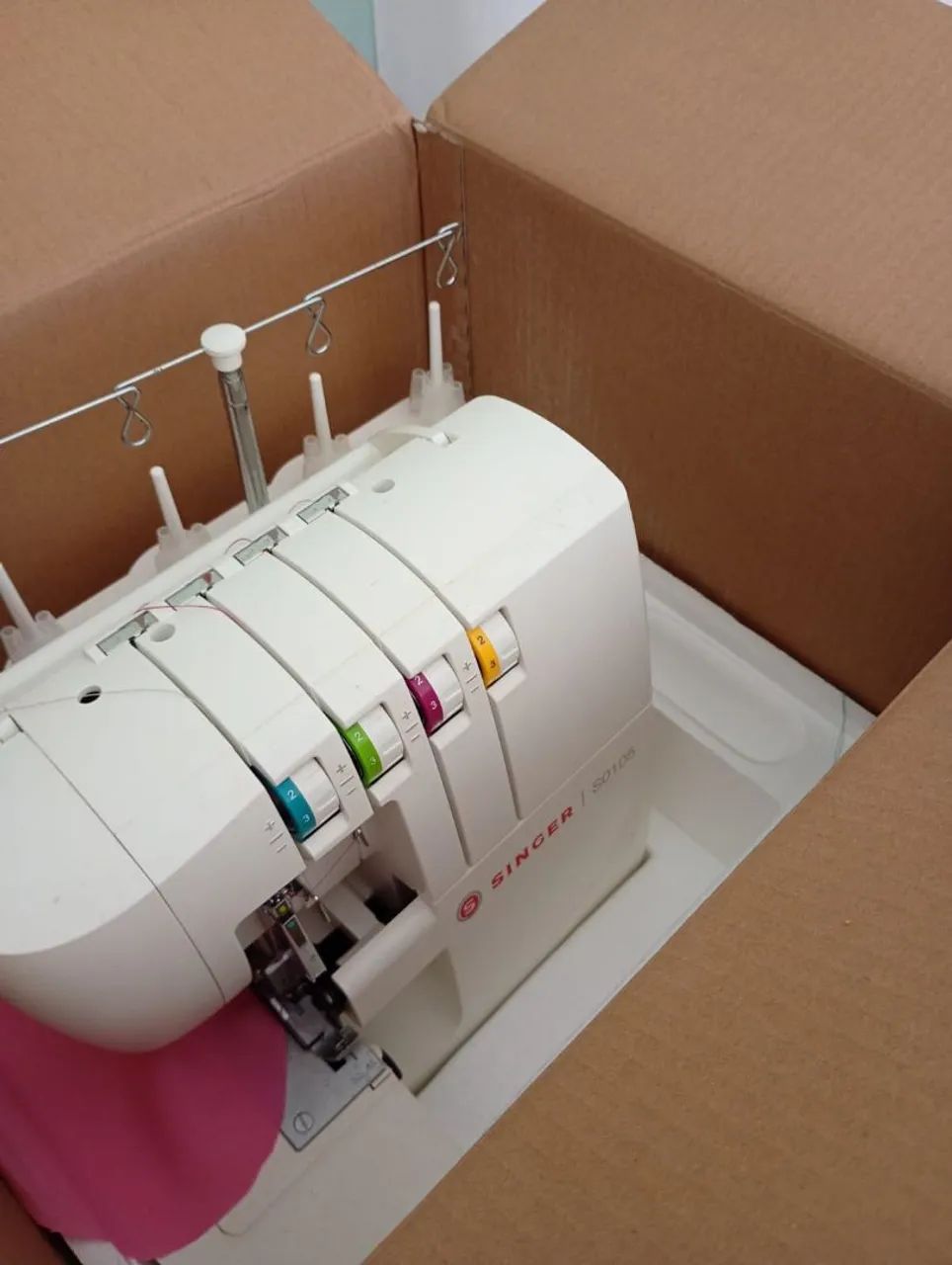 MAQUINA DE COSTURA ULTRALOCK SINGER S0105 - Foto 4