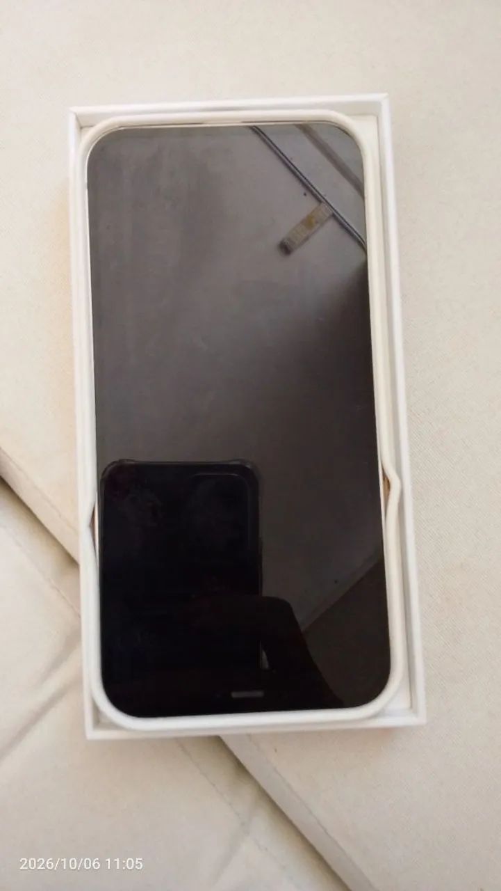 Vendo um iPhone 12 de 64 gb com caixa e documento todo original - Foto 2