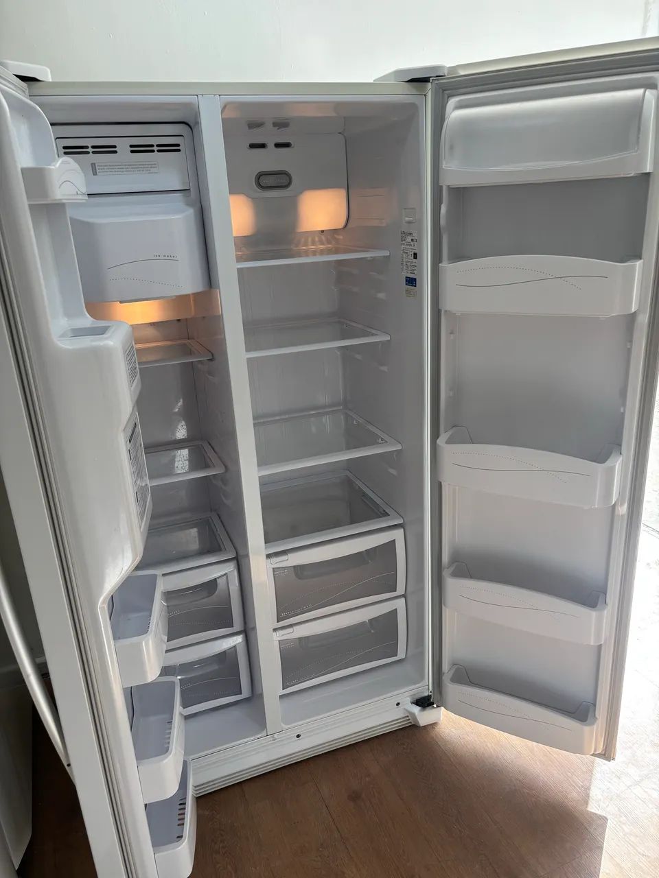 Geladeira Eletrolux muito conservada funcionando perfeitamente 