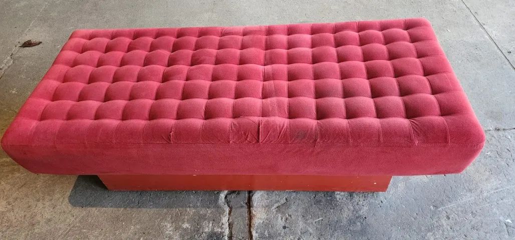 BANCO RETANGULAR VERMELHO EM SUEDE - Foto 3