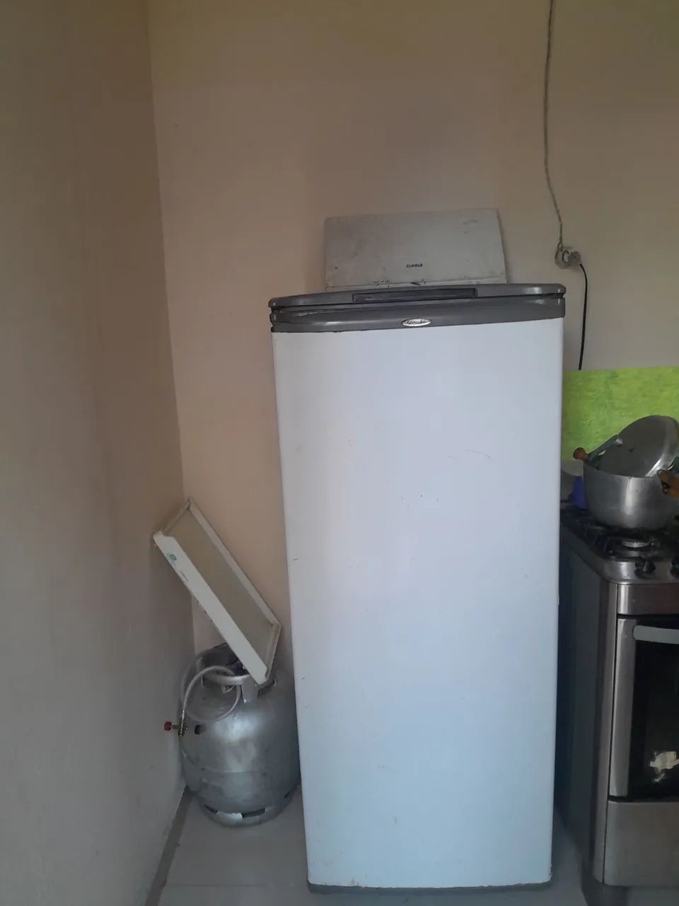 Geladeira funcionando muito bem. 
