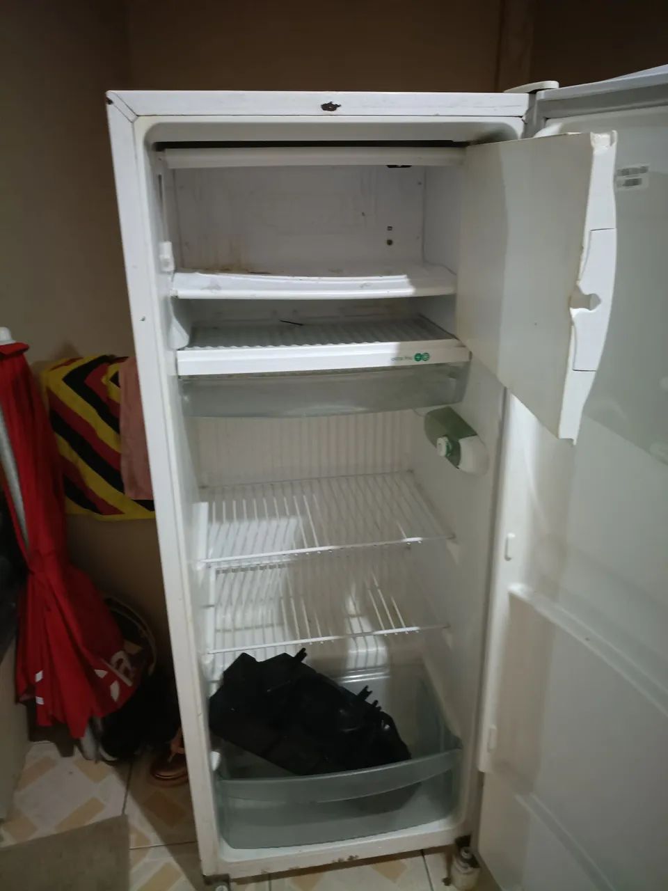 Vendo geladeira conservada, com avaria - Foto 3