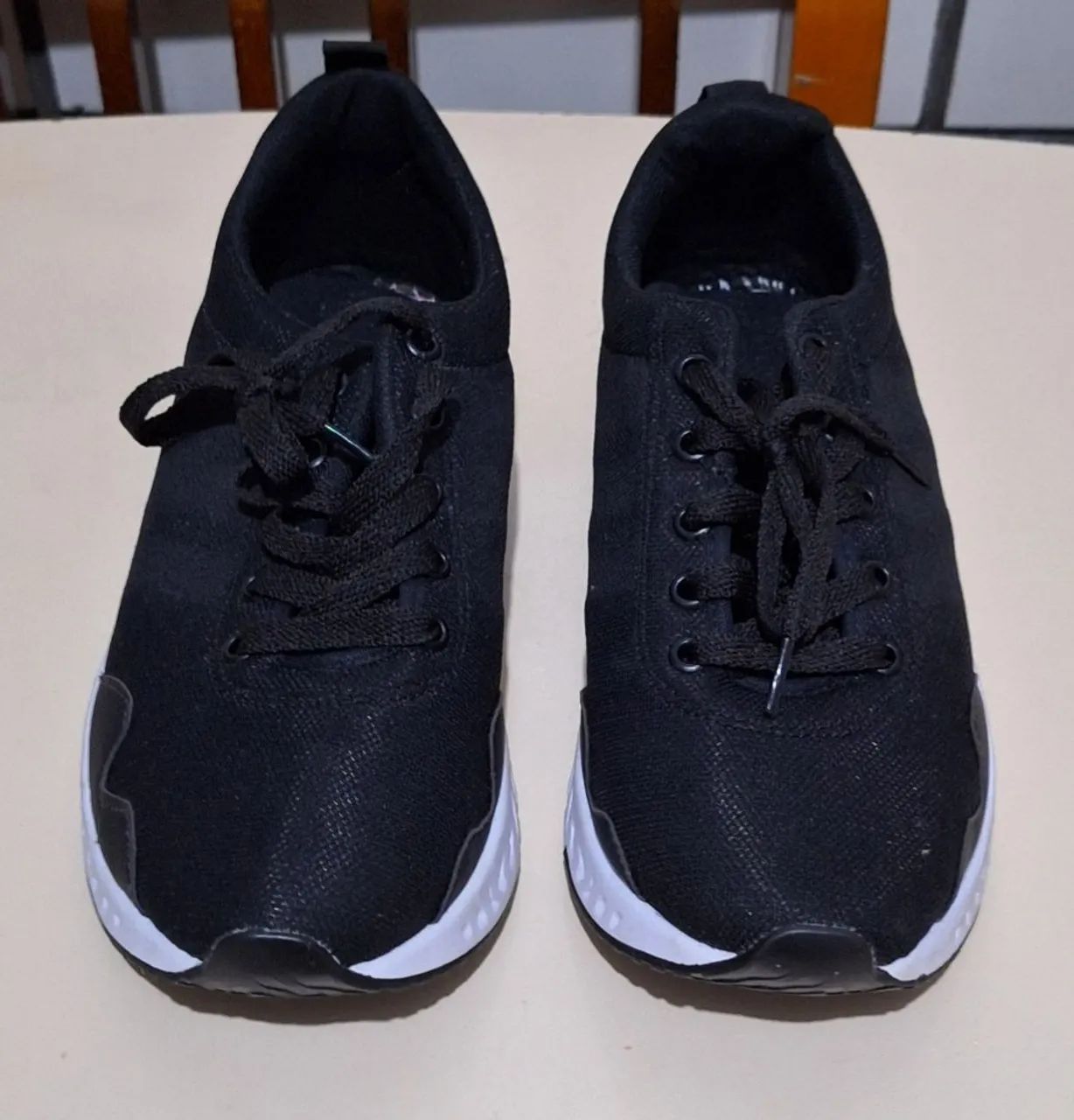 Tênis e bota.