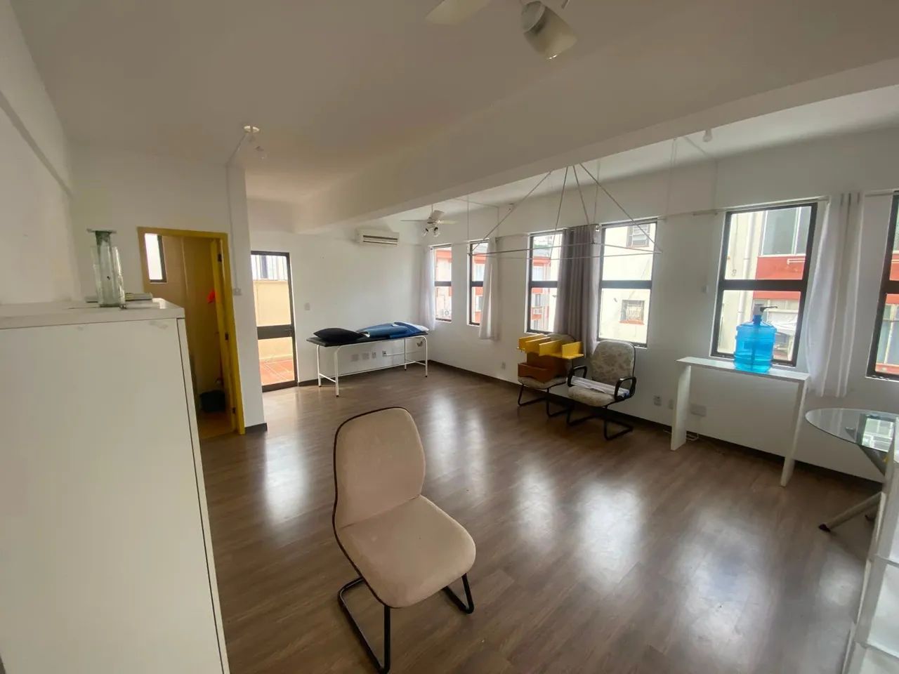 Sala comercial, ensolarada e arejada com 2 terraços.