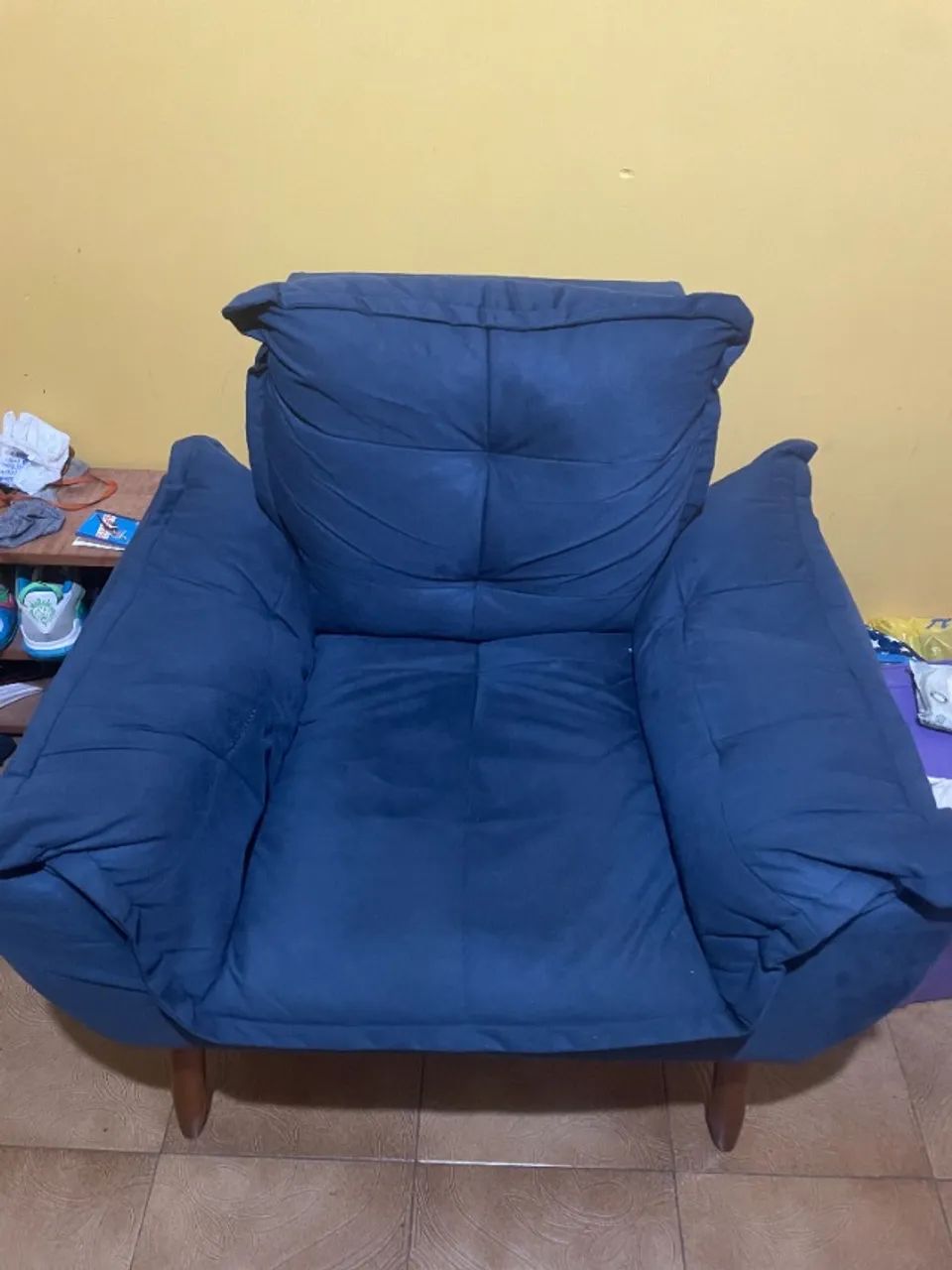 Poltrona Suede Azul Marinho Pés Palito