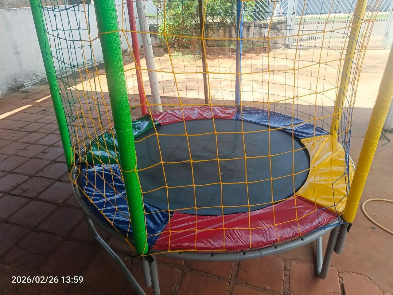 Pula pula infantil pequeno 