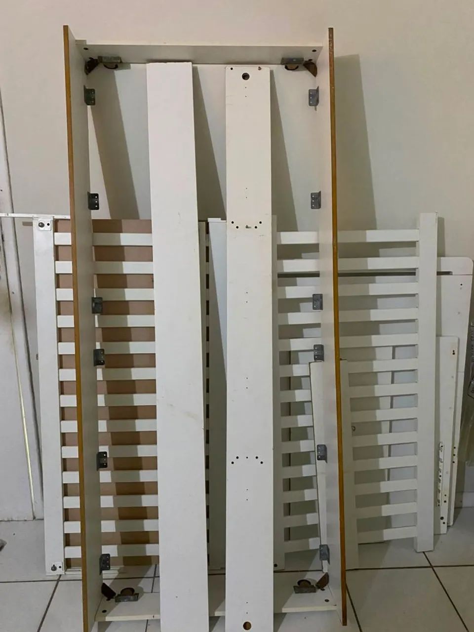 Cendo um berço cama 2 em 1 todo em MDF so esta com parafusos incompleto para montar ! - Foto 2