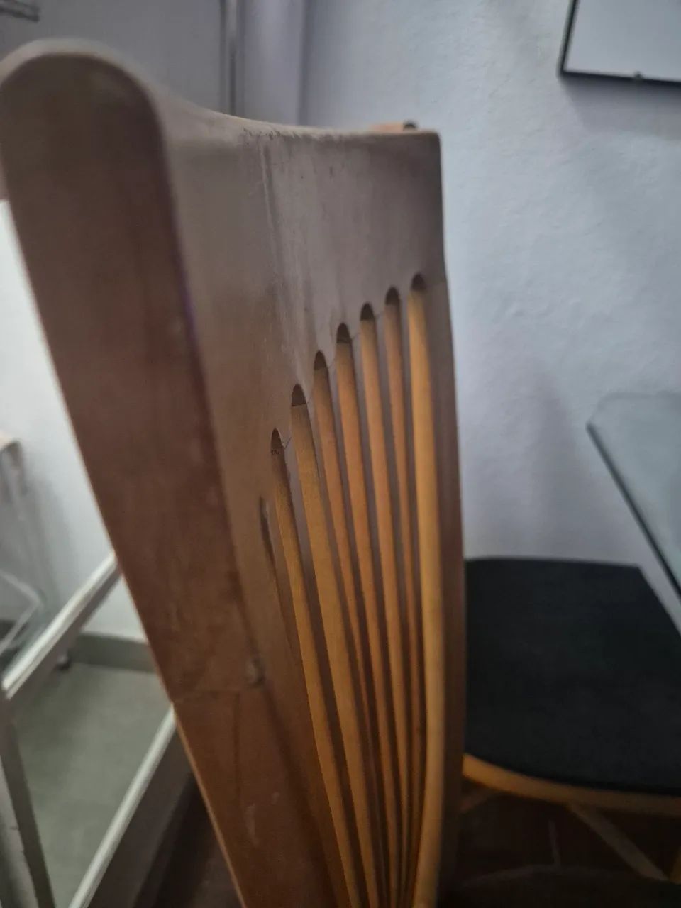 Mesa de vidro reforçado com cadeiras de madeira - Foto 3