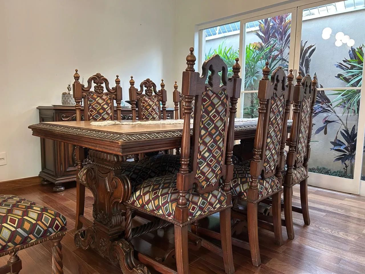 Mesa de jantar de madeira maciça! 