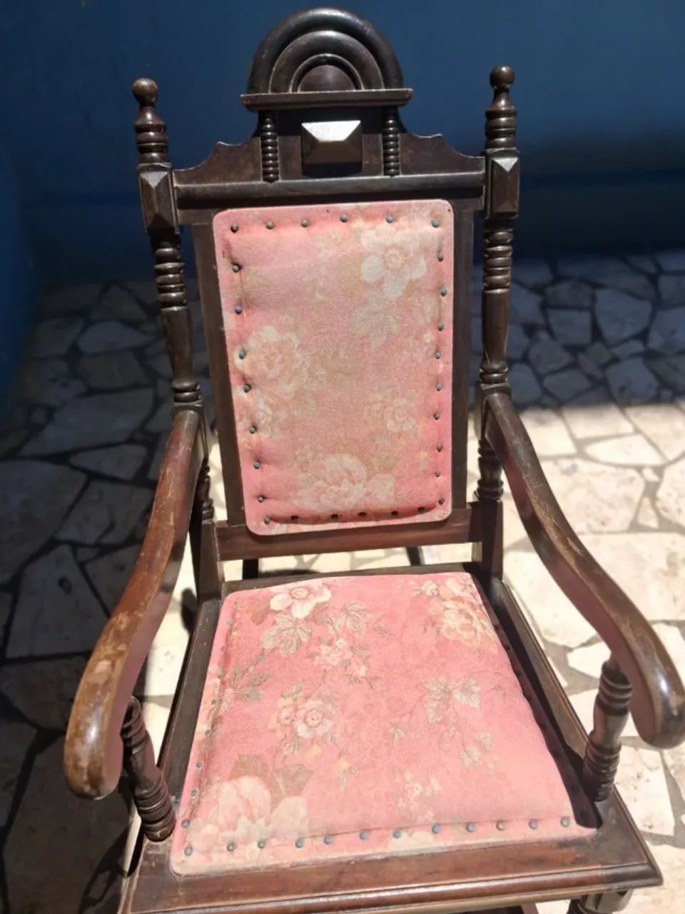 Cadeira de Balanço Antiga em Madeira Maciça - Estilo Colonial / Vintage - Foto 5