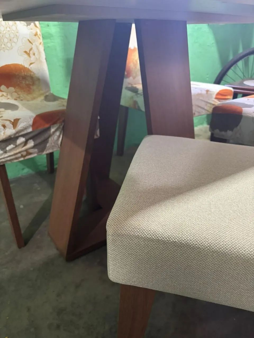 CONJUNTO DE MESA COM QUATRO CADEIRAS ESTOFADAS! - Foto 2