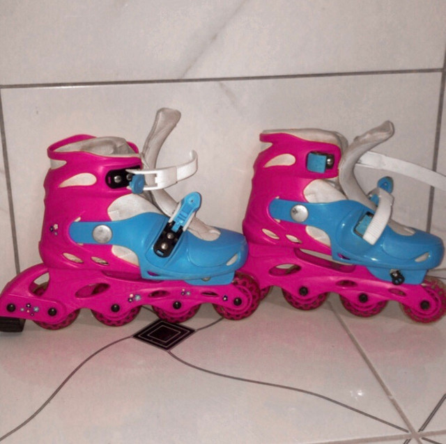 Patins rosa e azul com equipamentos - Foto 2