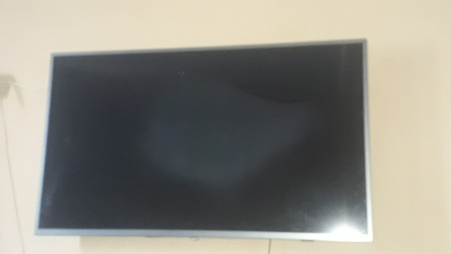 Tv smart 4k Philips 50 polegadas tela trincou retirada peças esta saindo som