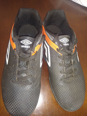 chuteira de futsal no society