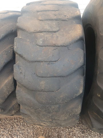 Pneu pá carregadeira 1300r24 1400 r24 17.5r25 20.5r25 23.5r25 - Foto 2