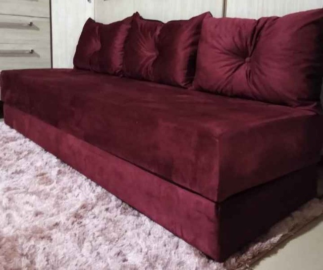 Sofá Cama. Cores: Marrom, Preto, Vermelho e Cinza